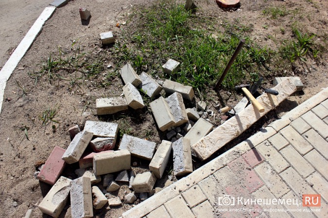 В Кинешме начали разрушаться тротуары, отремонтированные в 2017 году на федеральные средства фото 11