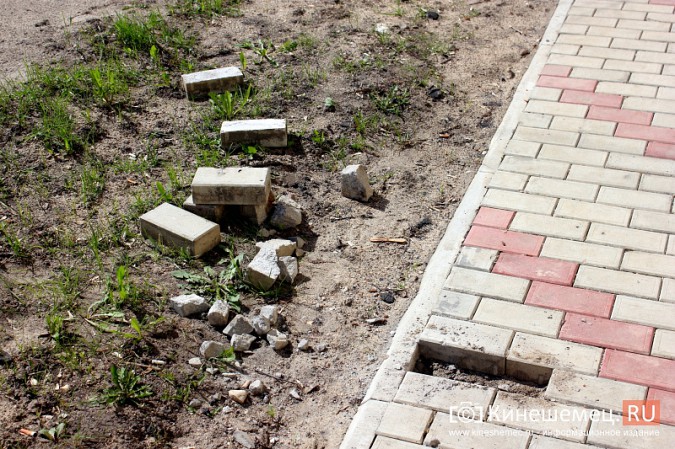 В Кинешме начали разрушаться тротуары, отремонтированные в 2017 году на федеральные средства фото 5
