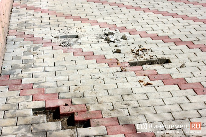 В Кинешме начали разрушаться тротуары, отремонтированные в 2017 году на федеральные средства фото 10