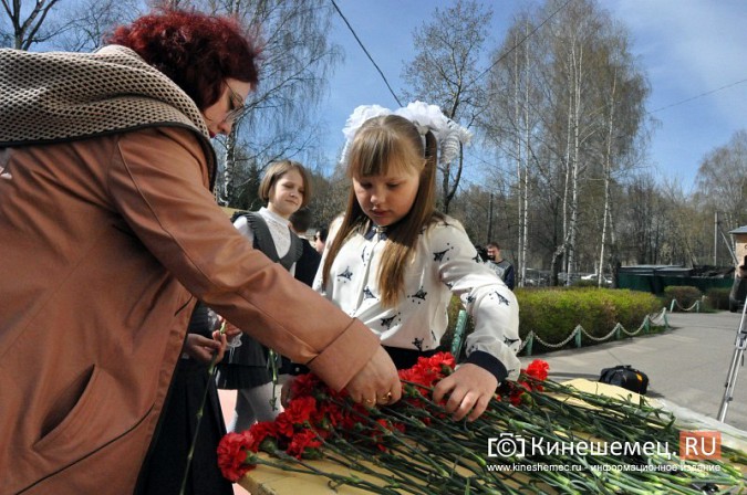 На кинешемской школе открыли мемориальную доску в память об Александре Перевозчикове фото 12