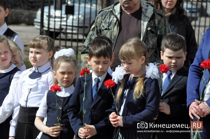 На кинешемской школе открыли мемориальную доску в память об Александре Перевозчикове фото 3