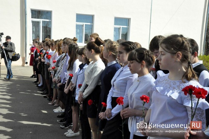 На кинешемской школе открыли мемориальную доску в память об Александре Перевозчикове фото 15