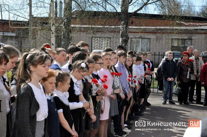 На кинешемской школе открыли мемориальную доску в память об Александре Перевозчикове фото 4
