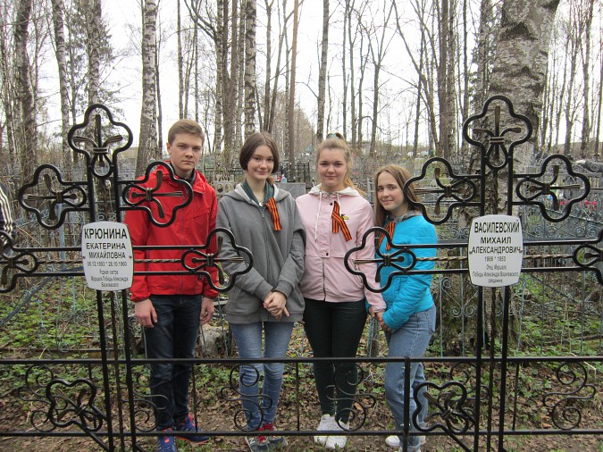Кинешемские школьники привели в порядок захоронения семьи маршала Василевского фото 3