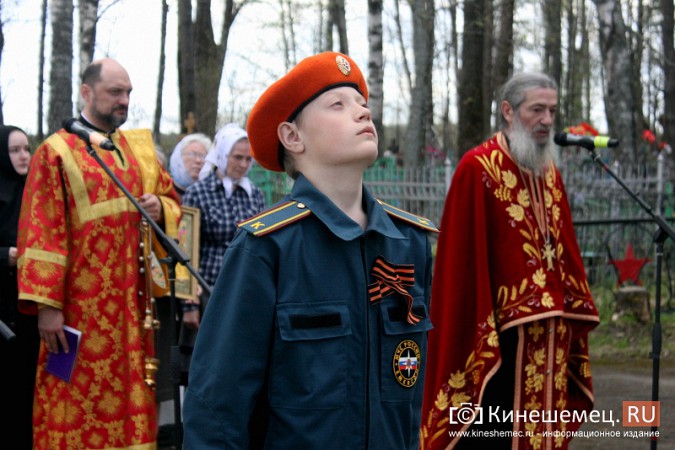 На кладбище «Затенки» в Кинешме прошел митинг в честь приближающегося Дня Победы фото 17