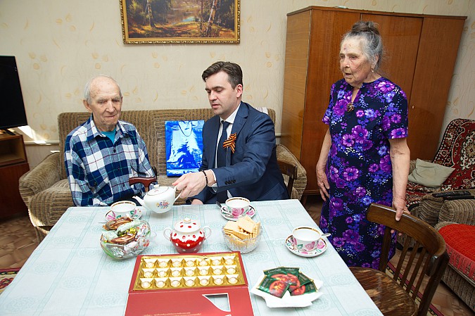 Станислав Воскресенский лично поздравил с Днем Победы фронтовика Юрия Гусева и его супругу фото 3