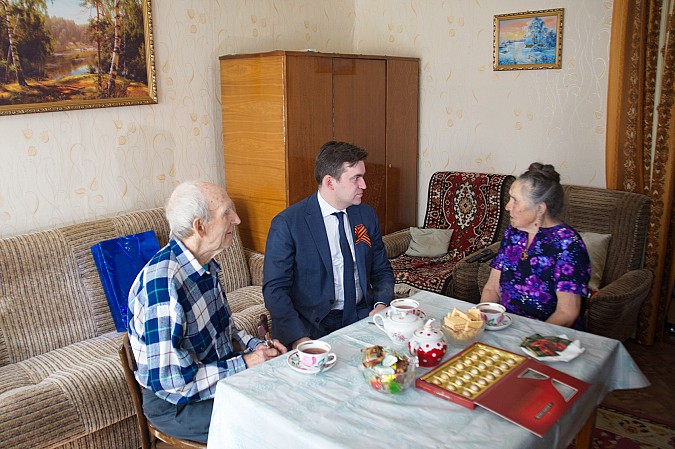 Станислав Воскресенский лично поздравил с Днем Победы фронтовика Юрия Гусева и его супругу фото 4