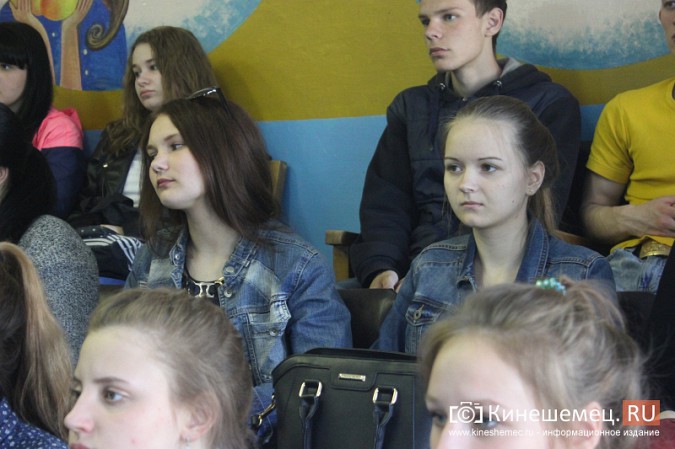 Кинешемские студенты задали «сто вопросов» спикеру облдумы Виктору Смирнову фото 7