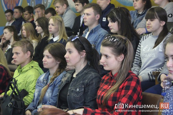 Кинешемские студенты задали «сто вопросов» спикеру облдумы Виктору Смирнову фото 3