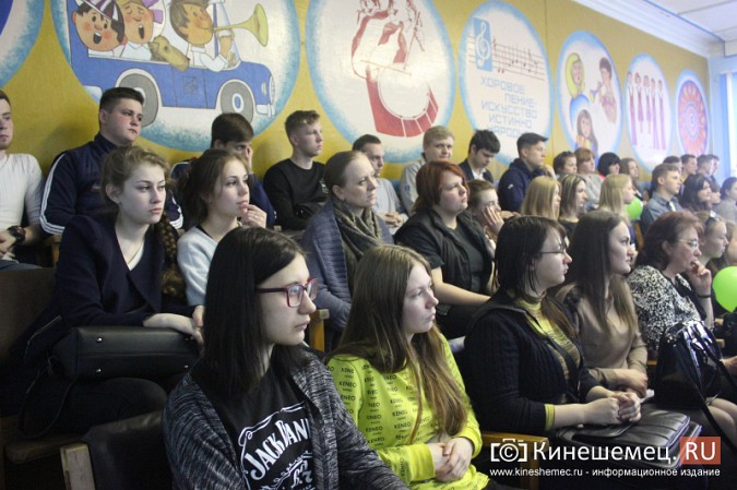 Кинешемские студенты задали «сто вопросов» спикеру облдумы Виктору Смирнову фото 11