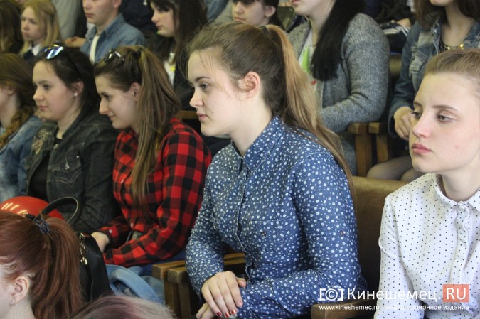 Кинешемские студенты задали «сто вопросов» спикеру облдумы Виктору Смирнову фото 10