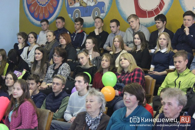 Кинешемские студенты задали «сто вопросов» спикеру облдумы Виктору Смирнову фото 5
