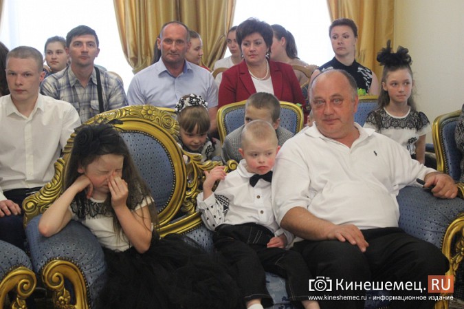 Международный День семьи отметили в Кинешемском ЗАГСе вместе с семьями Рожновых и Завьяловых фото 2