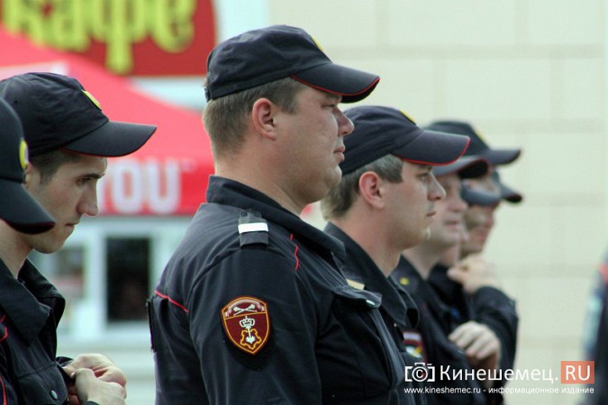 В Кинешме прошел весенний строевой смотр полиции фото 10