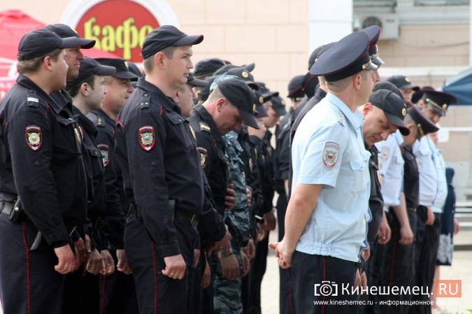 В Кинешме прошел весенний строевой смотр полиции фото 11