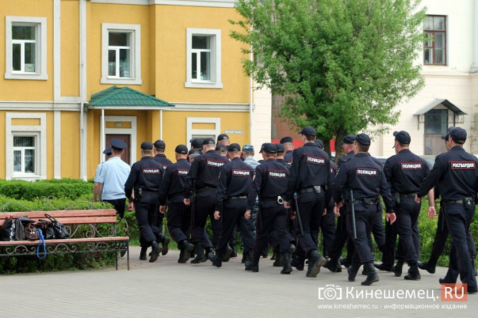 В Кинешме прошел весенний строевой смотр полиции фото 32