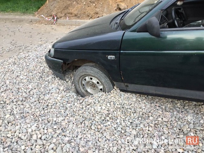 В Кинешме автомобили проваливаются на участке, где ранее работали коммунальщики фото 2