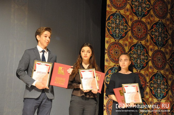 В Кинешме наградили победителей фестиваля «Классика на школьной сцене» фото 17