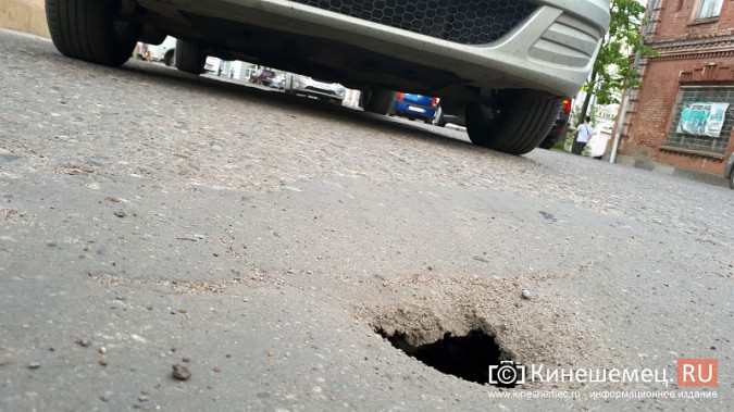 Дыра на дороге в центре Кинешмы грозит большим провалом фото 6