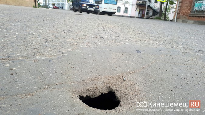 Дыра на дороге в центре Кинешмы грозит большим провалом фото 5