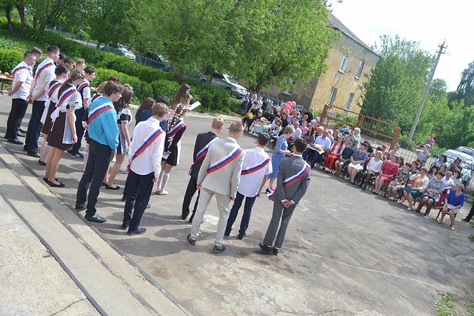 Девятиклассники Кинешмы попрощались с родной школой фото 3