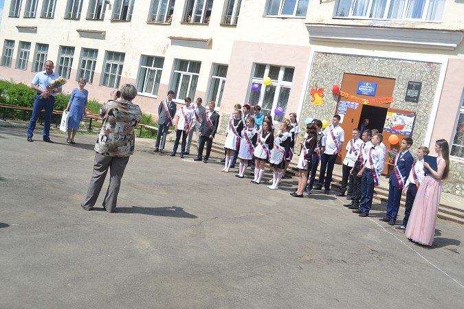 Девятиклассники Кинешмы попрощались с родной школой фото 5