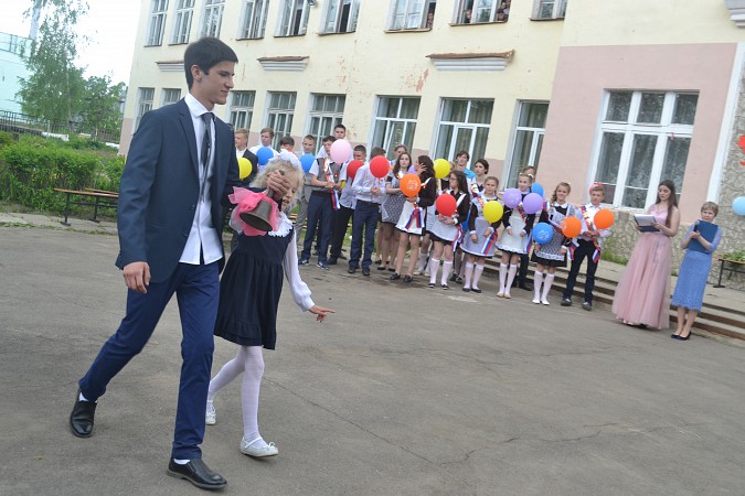 Девятиклассники Кинешмы попрощались с родной школой фото 15