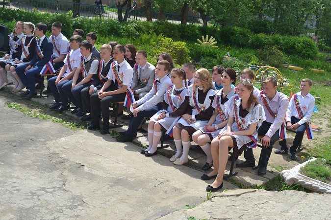 Девятиклассники Кинешмы попрощались с родной школой фото 9