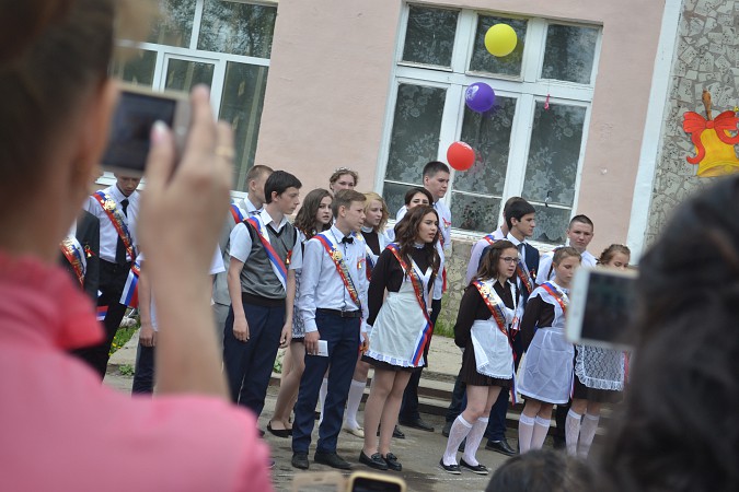 Девятиклассники Кинешмы попрощались с родной школой фото 13