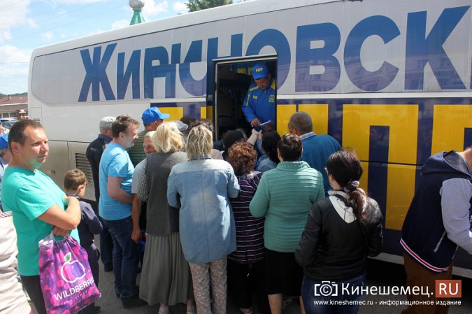 За подарками Жириновского в центре Кинешмы выстроилась очередь фото 18