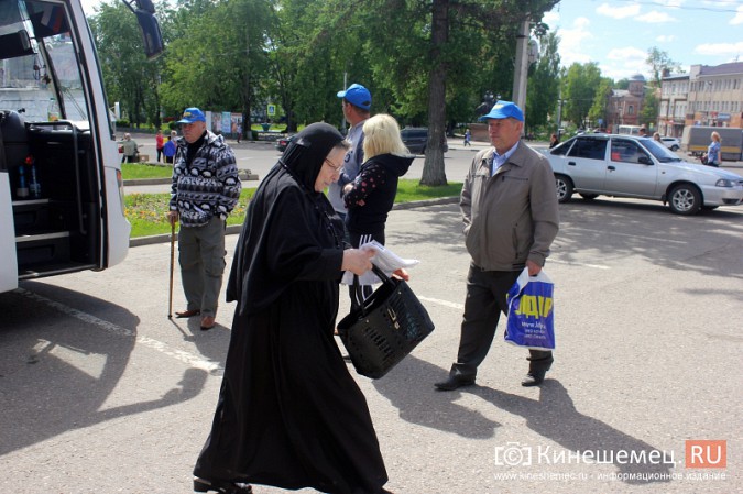 За подарками Жириновского в центре Кинешмы выстроилась очередь фото 19