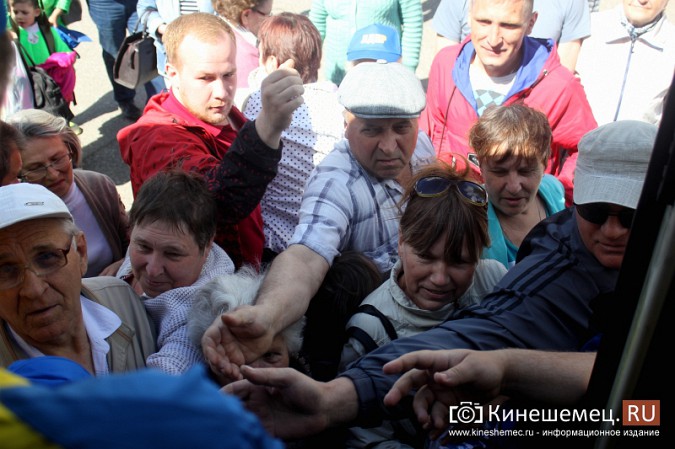 За подарками Жириновского в центре Кинешмы выстроилась очередь фото 14