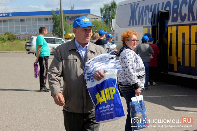За подарками Жириновского в центре Кинешмы выстроилась очередь фото 9