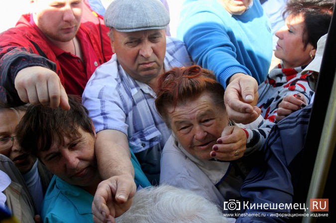 За подарками Жириновского в центре Кинешмы выстроилась очередь фото 16