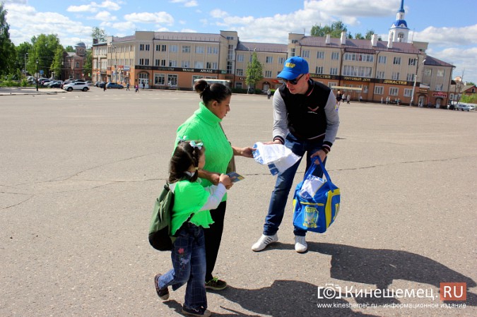 За подарками Жириновского в центре Кинешмы выстроилась очередь фото 6