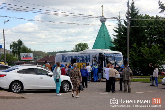 За подарками Жириновского в центре Кинешмы выстроилась очередь фото 22