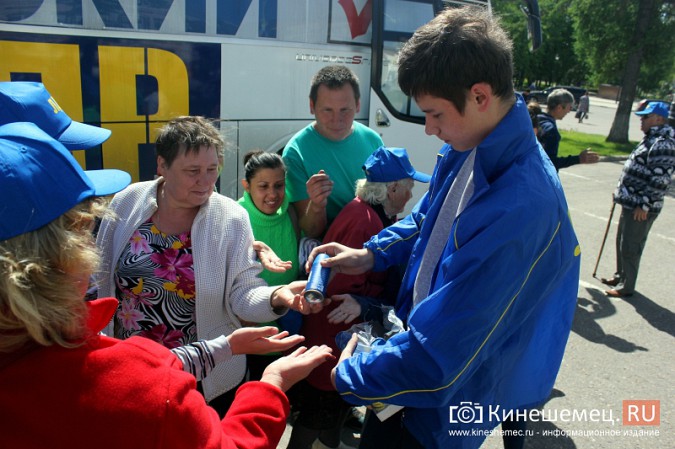 За подарками Жириновского в центре Кинешмы выстроилась очередь фото 12