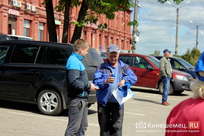 За подарками Жириновского в центре Кинешмы выстроилась очередь фото 20