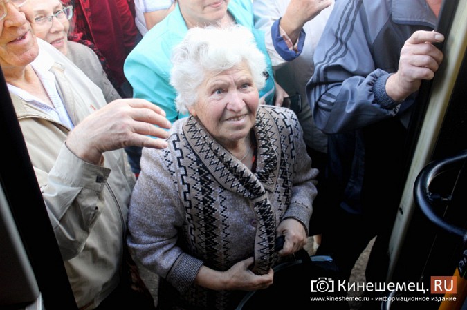 За подарками Жириновского в центре Кинешмы выстроилась очередь фото 15