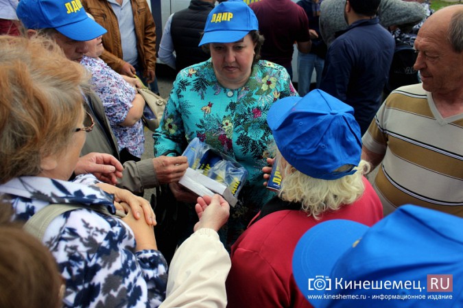 За подарками Жириновского в центре Кинешмы выстроилась очередь фото 21