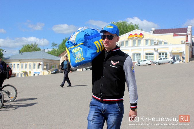 За подарками Жириновского в центре Кинешмы выстроилась очередь фото 5