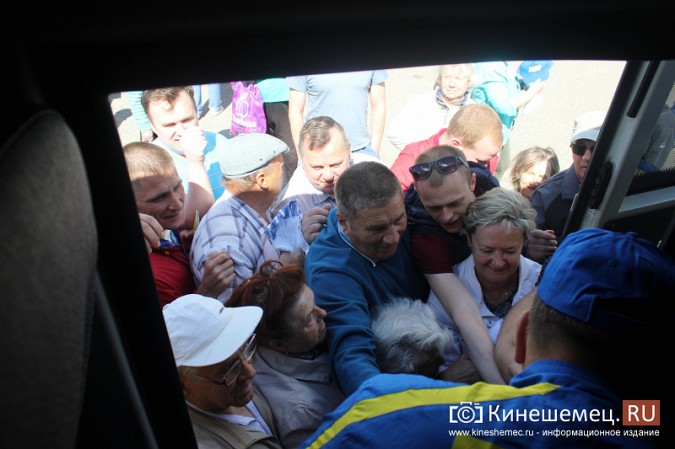 За подарками Жириновского в центре Кинешмы выстроилась очередь фото 17