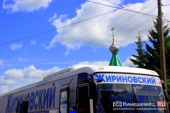 За подарками Жириновского в центре Кинешмы выстроилась очередь фото 2