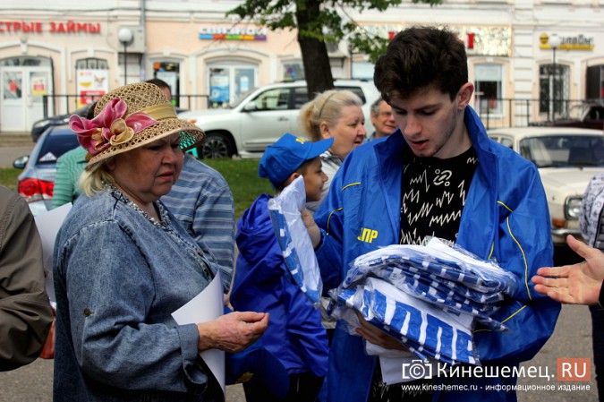 За подарками Жириновского в центре Кинешмы выстроилась очередь фото 3