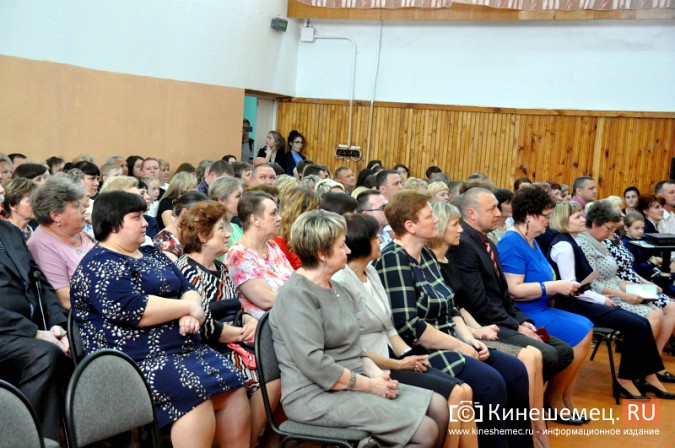 Выпускников школы №1 проводили во взрослую жизнь цыганскими песнями фото 3