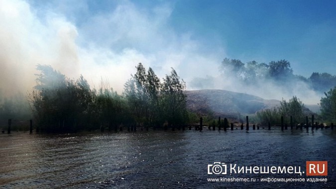 Кинешму заволокло дымом от горящих на берегу Волги опилок фото 5