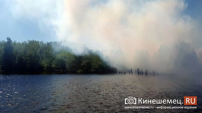 Кинешму заволокло дымом от горящих на берегу Волги опилок фото 7