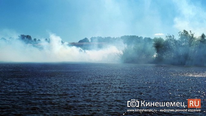 Кинешму заволокло дымом от горящих на берегу Волги опилок фото 3
