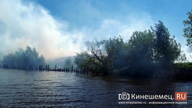 Кинешму заволокло дымом от горящих на берегу Волги опилок фото 4