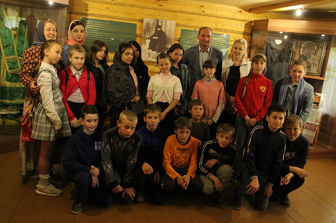 Михаил Батин сводил школьников в музей святителя Василия фото 7
